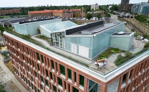 KAB's nye domicil udført med solceller, drivhuse og grønne arealer på tagterrassen.