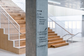 Wayfinding til virksomheder, centre og institutioner. Fra små foliedekoration til store visuelle løsninger. Vi kan designe eller føre idéer ud i livet